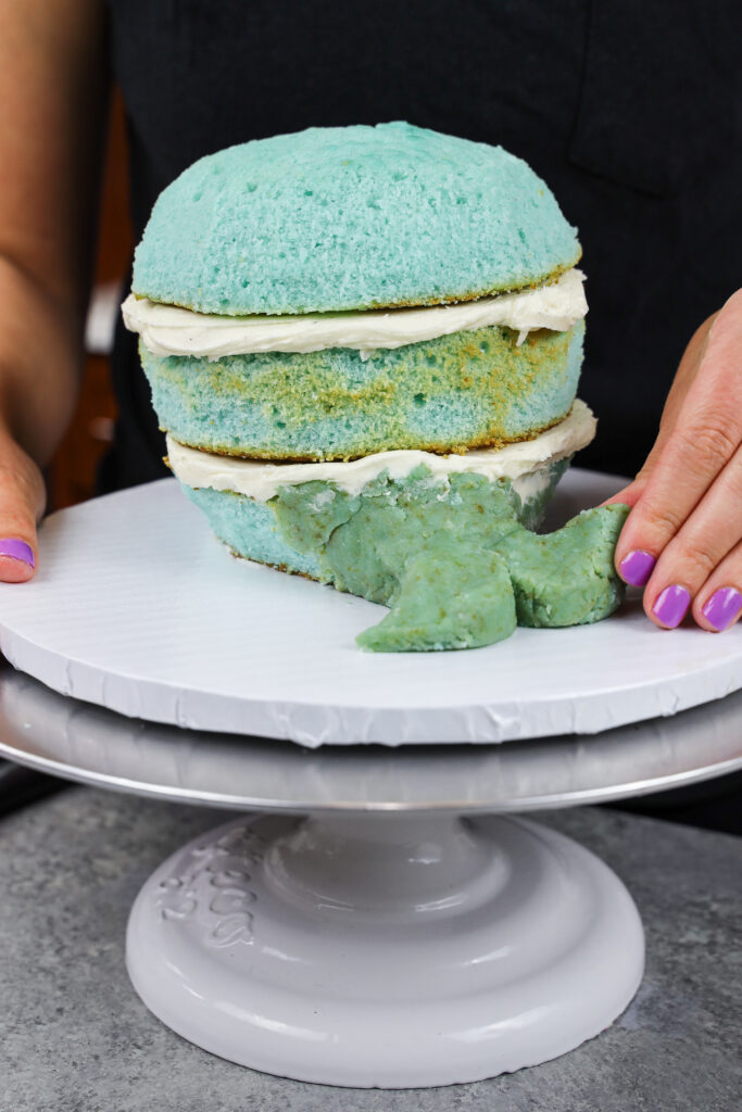 一个蛋糕球混合物被用来添加一个尾巴到独角鲸蛋糕的图像