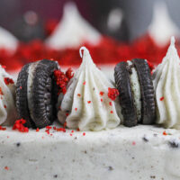 Oreo Cream Cheese糖霜的图像在蛋糕上管道