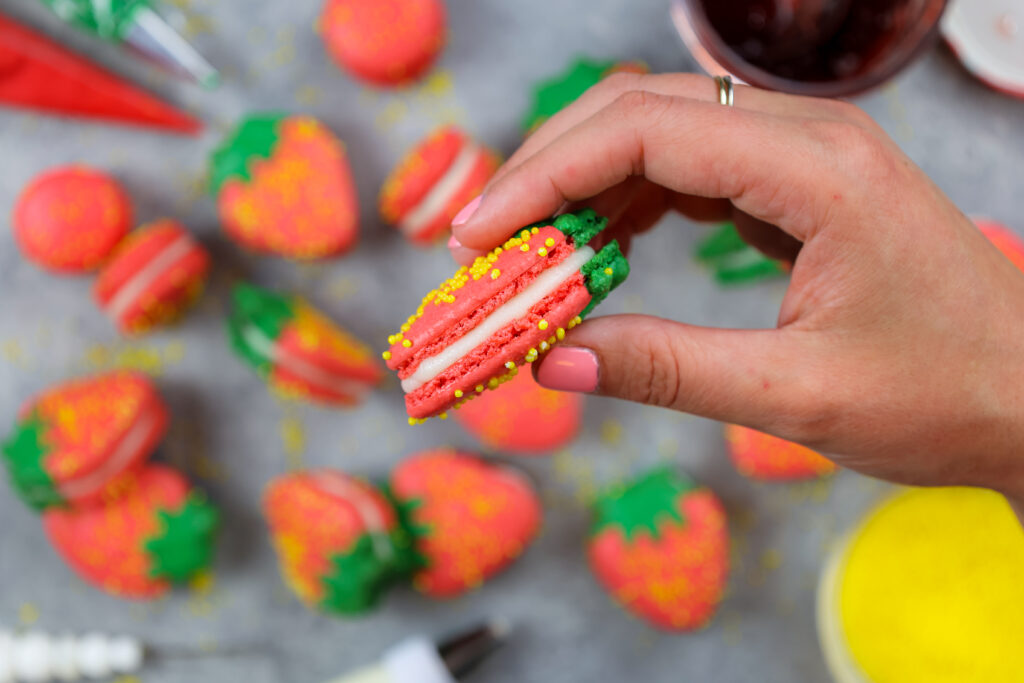 这是一个有着完美脚的草莓马卡龙