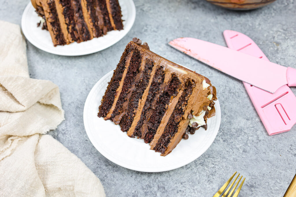 这是一个三层巧克力蛋糕，里面充满了牛奶巧克力、奶油和黑巧克力甘纳许