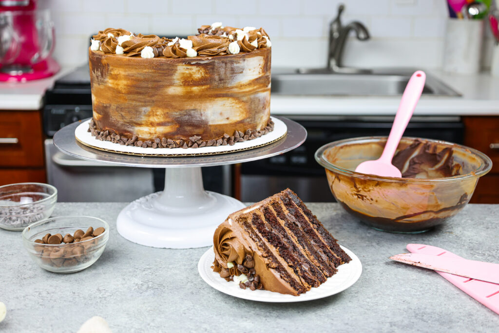 这是一个三层巧克力蛋糕，里面充满了牛奶巧克力、奶油和黑巧克力甘纳许