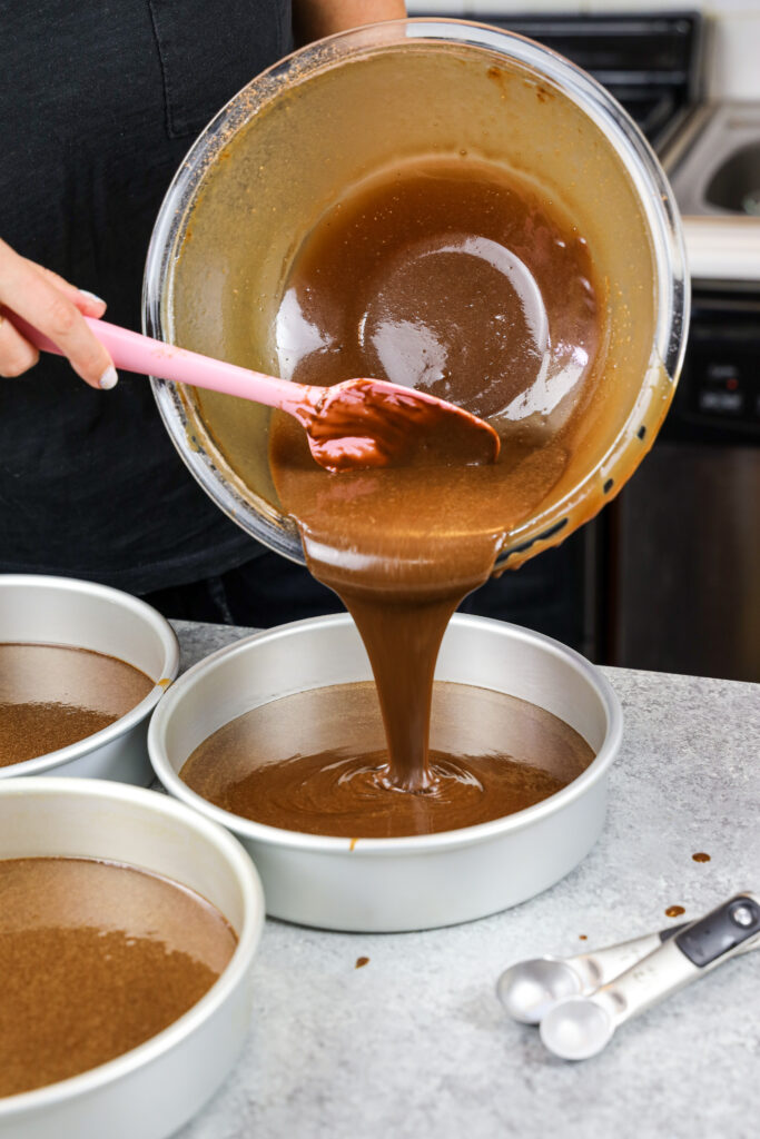 我湿润的巧克力蛋糕糊被倒进8英寸的蛋糕锅里