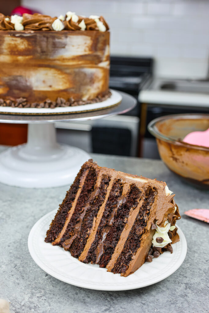 这是一个三层巧克力蛋糕，里面充满了牛奶巧克力、奶油和黑巧克力甘纳许