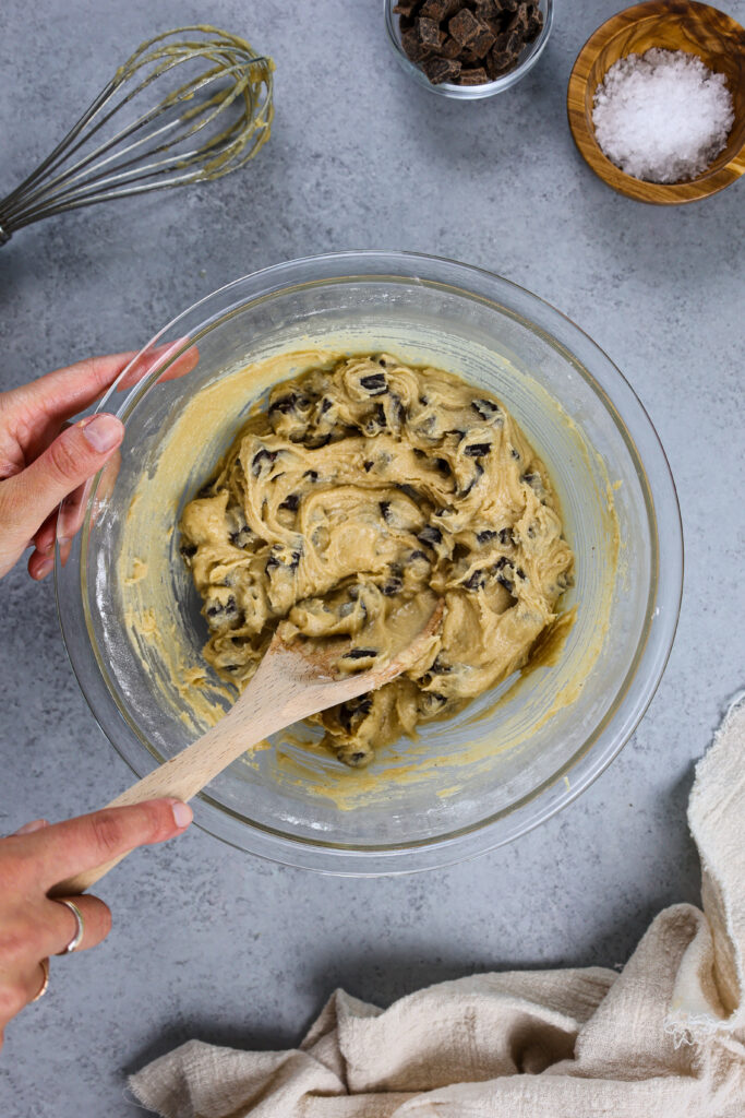 在准备好的碗的没有冷却巧克力曲奇饼曲奇饼面团的图象被挖起了