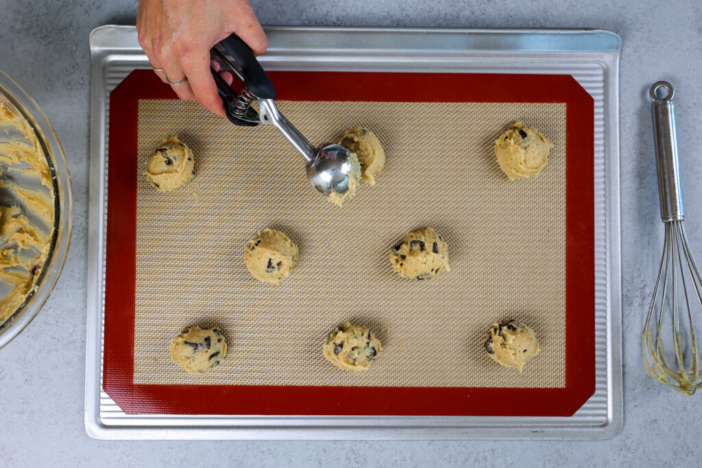 准备被烘烤的被挖掘的无寒冷曲奇饼面团的图象