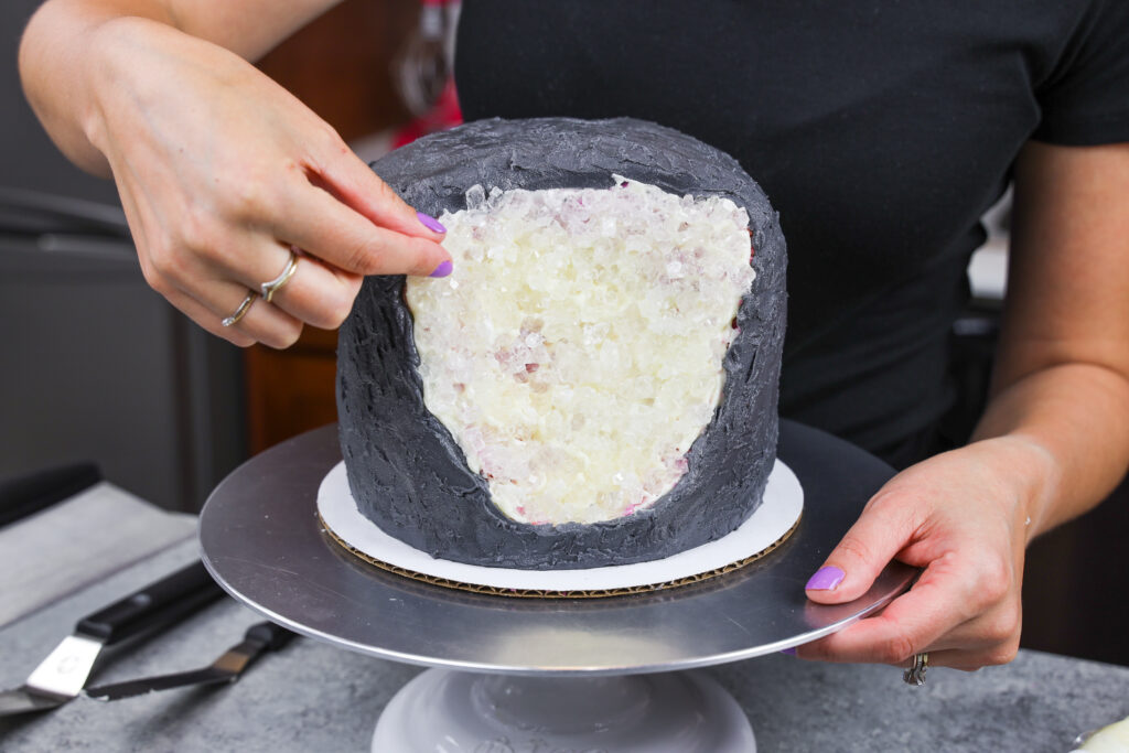 被压入蛋糕的岩石糖果的图象做乔发蛋糕