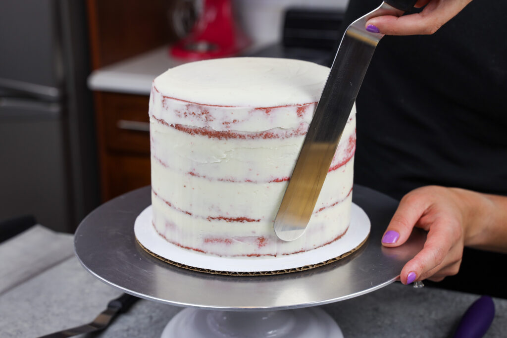 被堆积的紫色蛋糕层数的图象和碎屑涂层