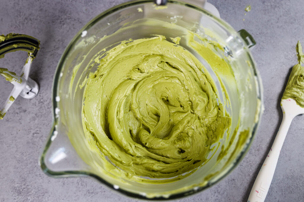 Matcha Buttercream的形象被混合在一个大搅拌碗中，准备好用于冻蛋糕或蛋糕