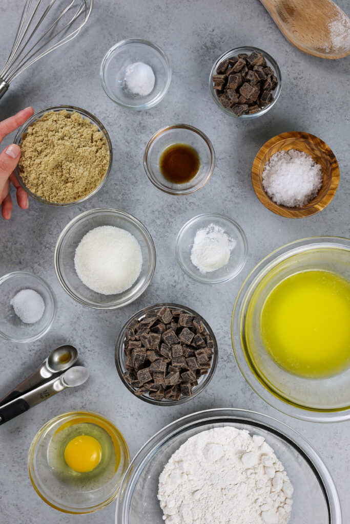 为制作咸巧克力饼干而摆放的配料图像