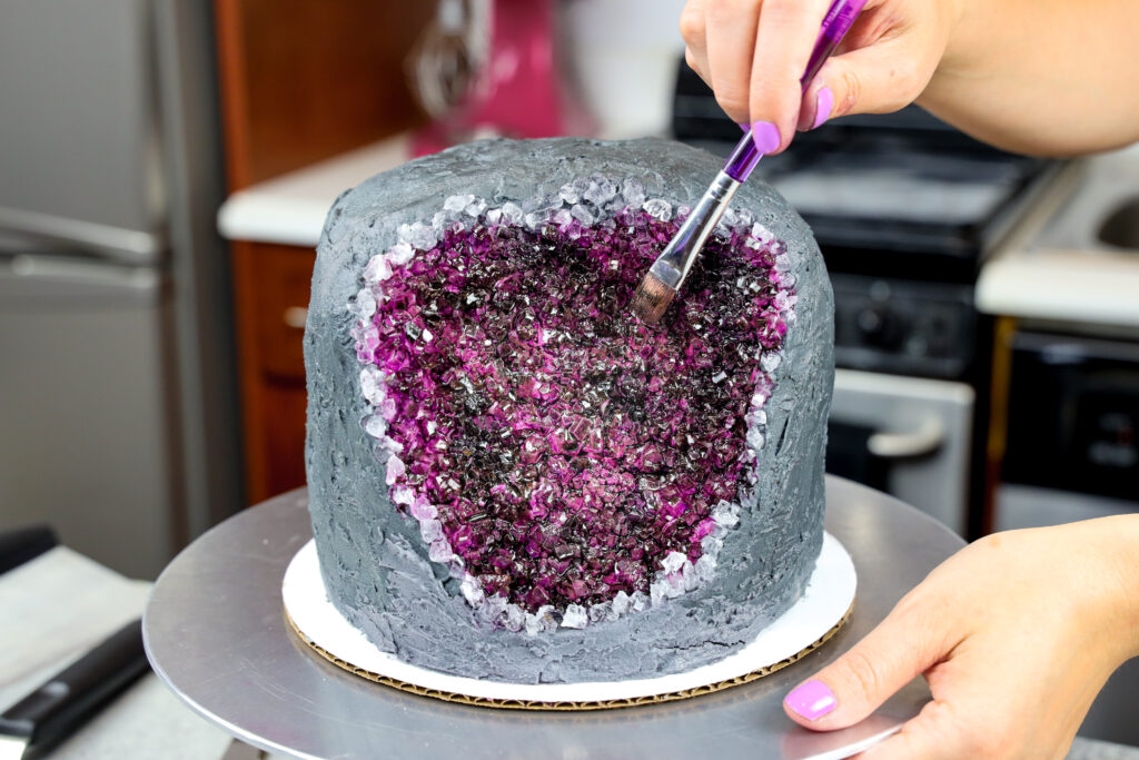 吉盛蛋糕的图象用岩石糖果和可食的凝胶食物着色油漆