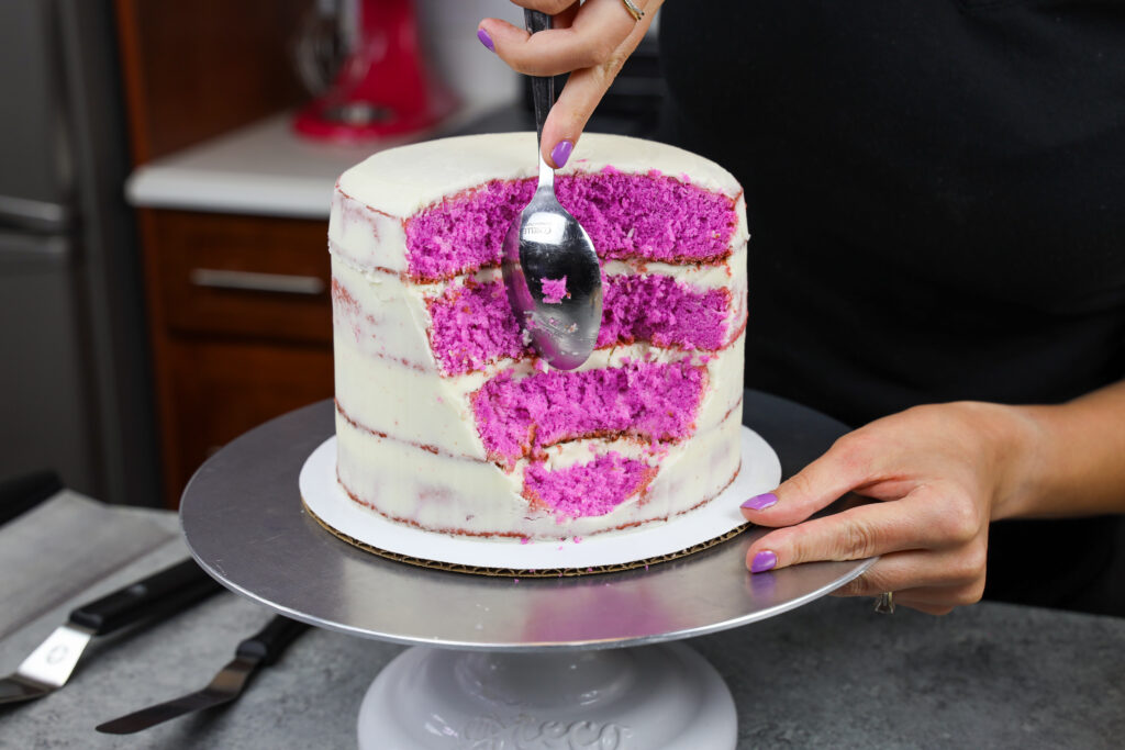 被切入的蛋糕的图象制造鹅料蛋糕