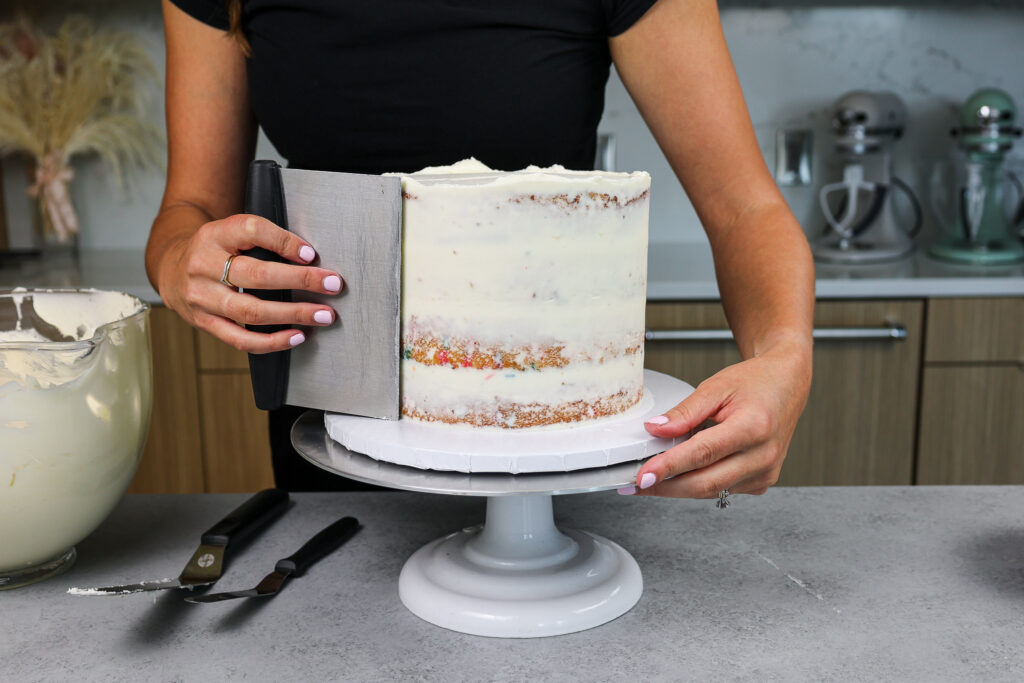 被粉碎的碎屑蛋糕的图象涂上了做一个兔宝宝兔子蛋糕