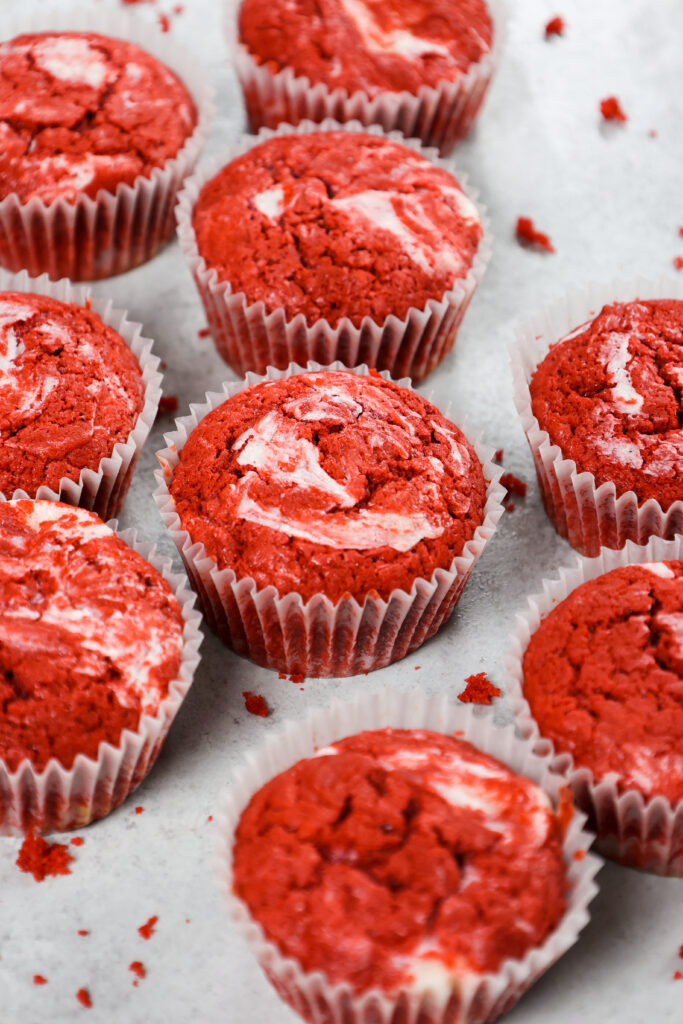 图像的红色天鹅绒松饼的奶油芝士馅