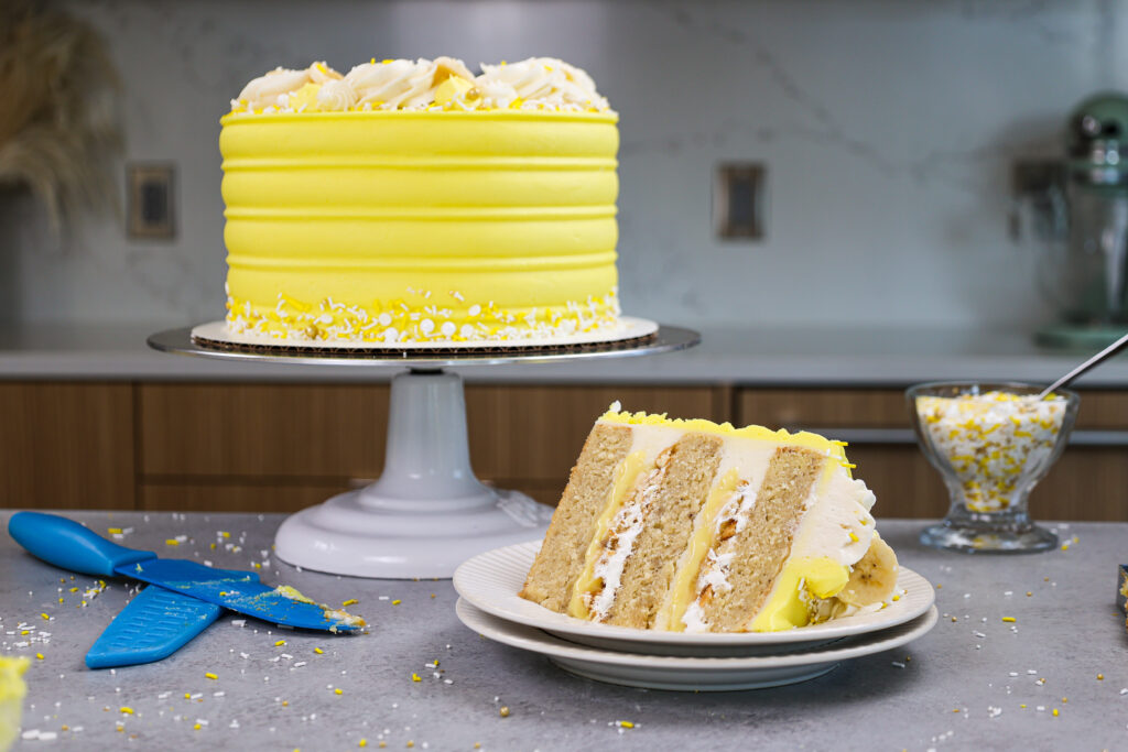 的香蕉布丁层的蛋糕切成的美味香蕉布丁馅