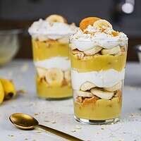 杯子中制作的免费香蕉布丁的图像