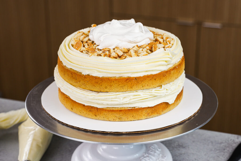 香蕉蛋糕层的形象被装满了香蕉布丁做一个香蕉布丁层蛋糕