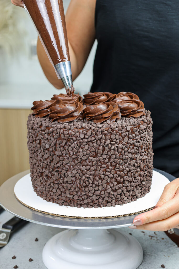 在巧克力蛋糕上的巧克力漩涡