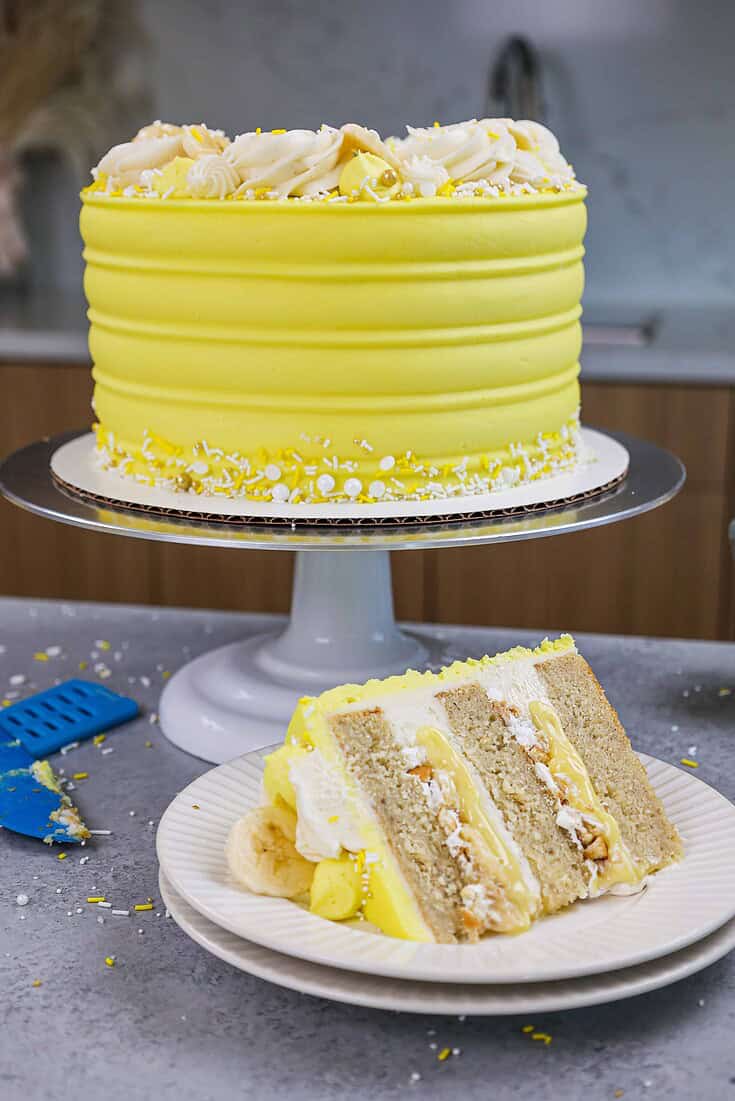 的香蕉布丁层的蛋糕切成的美味香蕉布丁馅