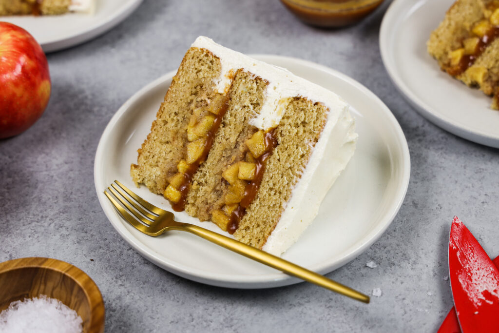 香料蛋糕食谱中使用的苹果蛋糕馅料的图像