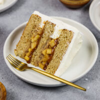 一片切片的图象在板材的盐味的焦糖苹果蛋糕