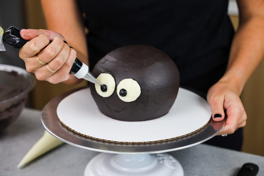 眼睛被输送到一个蛋糕的形象做一个可爱的万圣节蜘蛛蛋糕