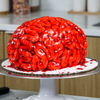这是一个为万圣节制作的血脑蛋糕，上面有红色天鹅绒蛋糕层和树莓果酱血