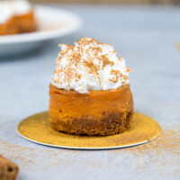 迷你南瓜芝士蛋糕，上面撒着鲜奶油和肉桂