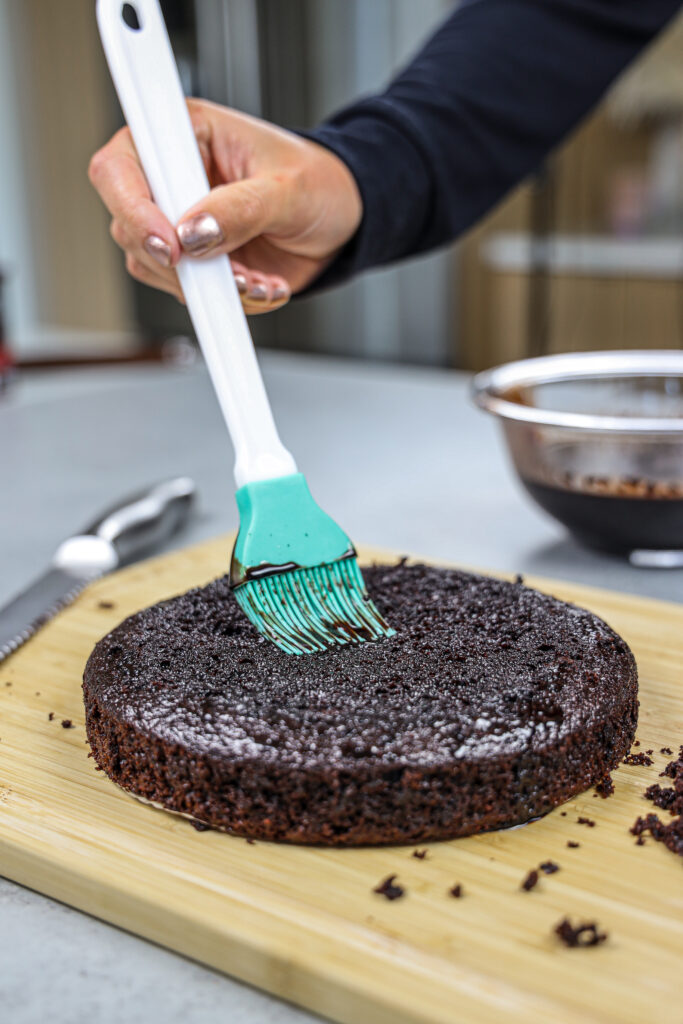 被刷在巧克力蛋糕层上的巧克力简单的糖浆的图象