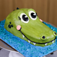 鳄鱼蛋糕的形象与奶油和香草蛋糕层