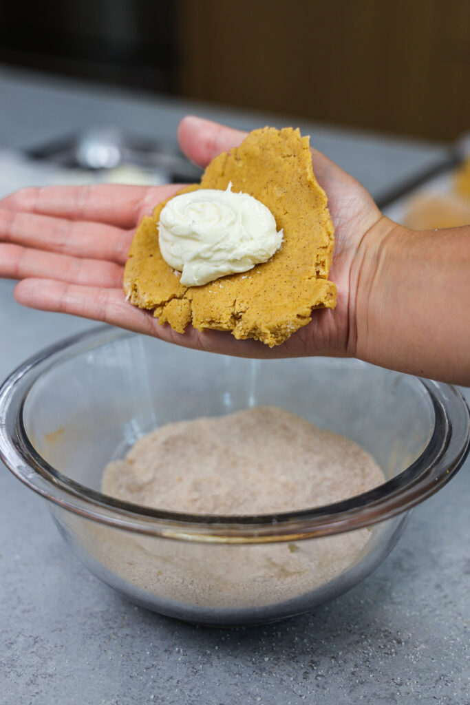 南瓜饼干面团的形象充满了芝士蛋糕填满