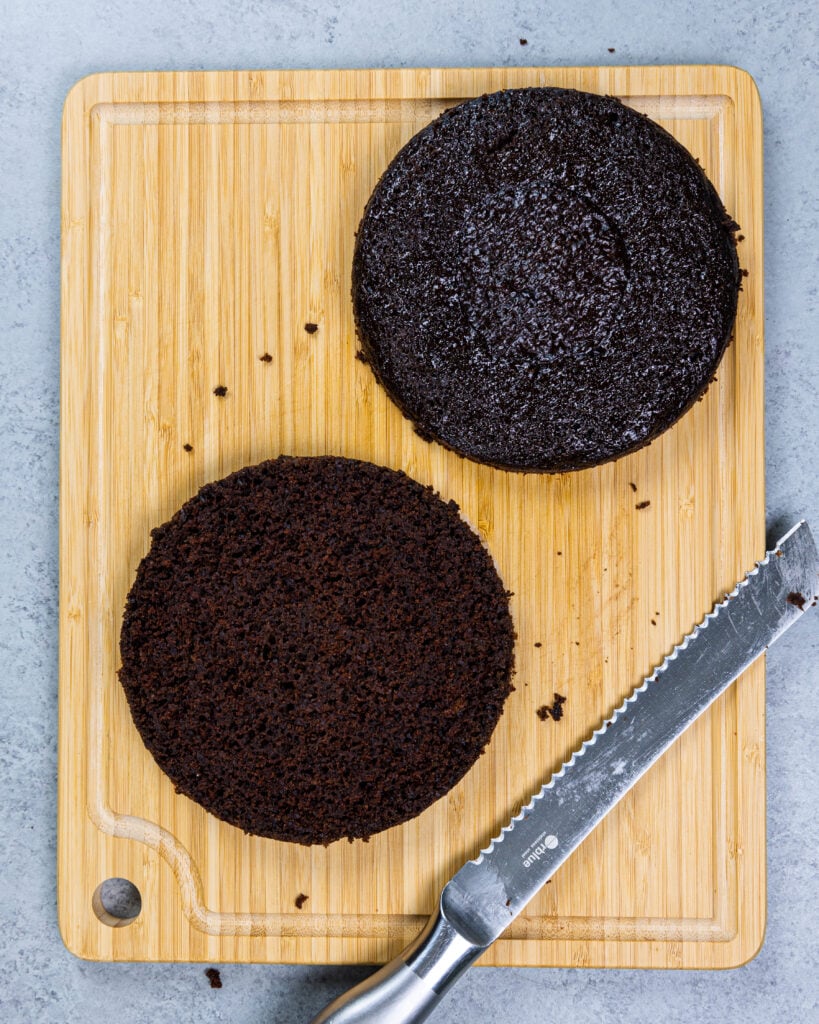 6英寸的蛋糕层的图像，这些蛋糕层已被折磨成2层薄蛋糕层