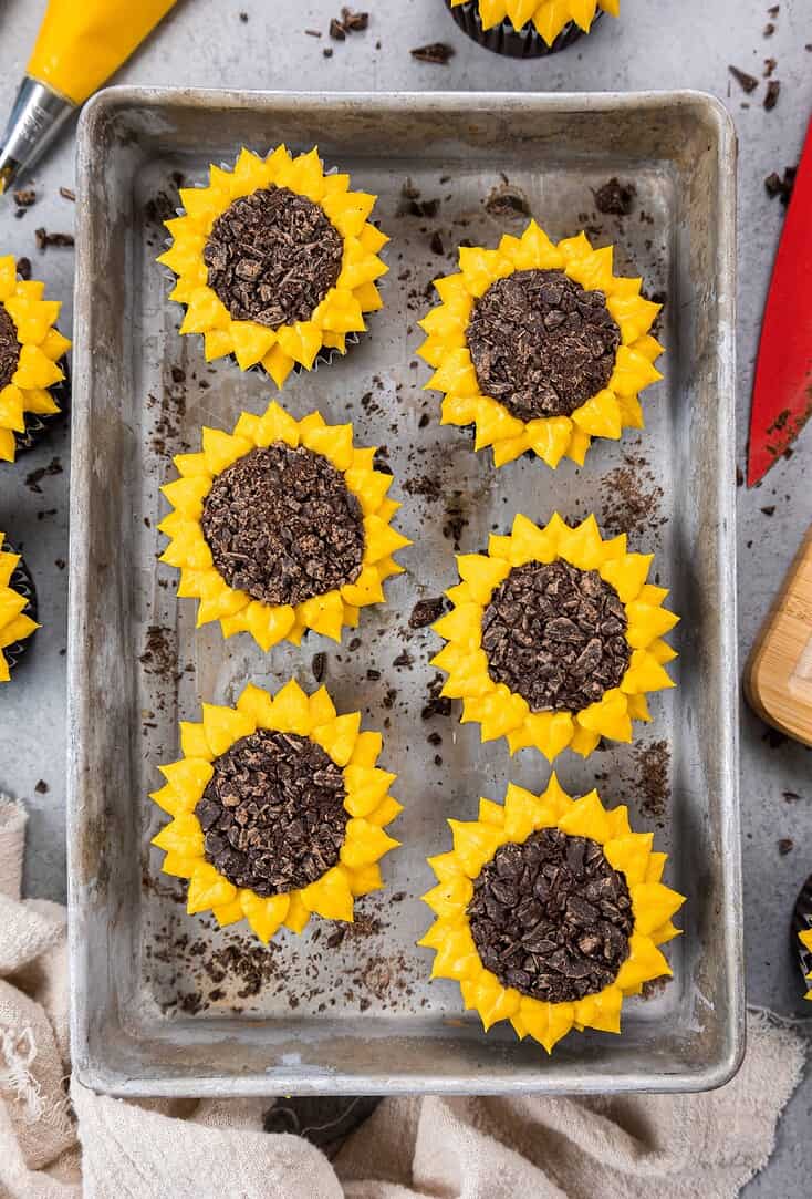 向日葵纸杯蛋糕的图像