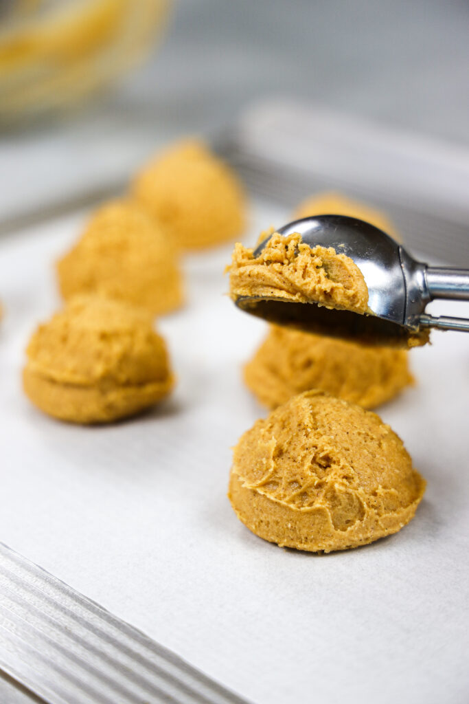 南瓜饼干面团的形象被舀烤垫寒意