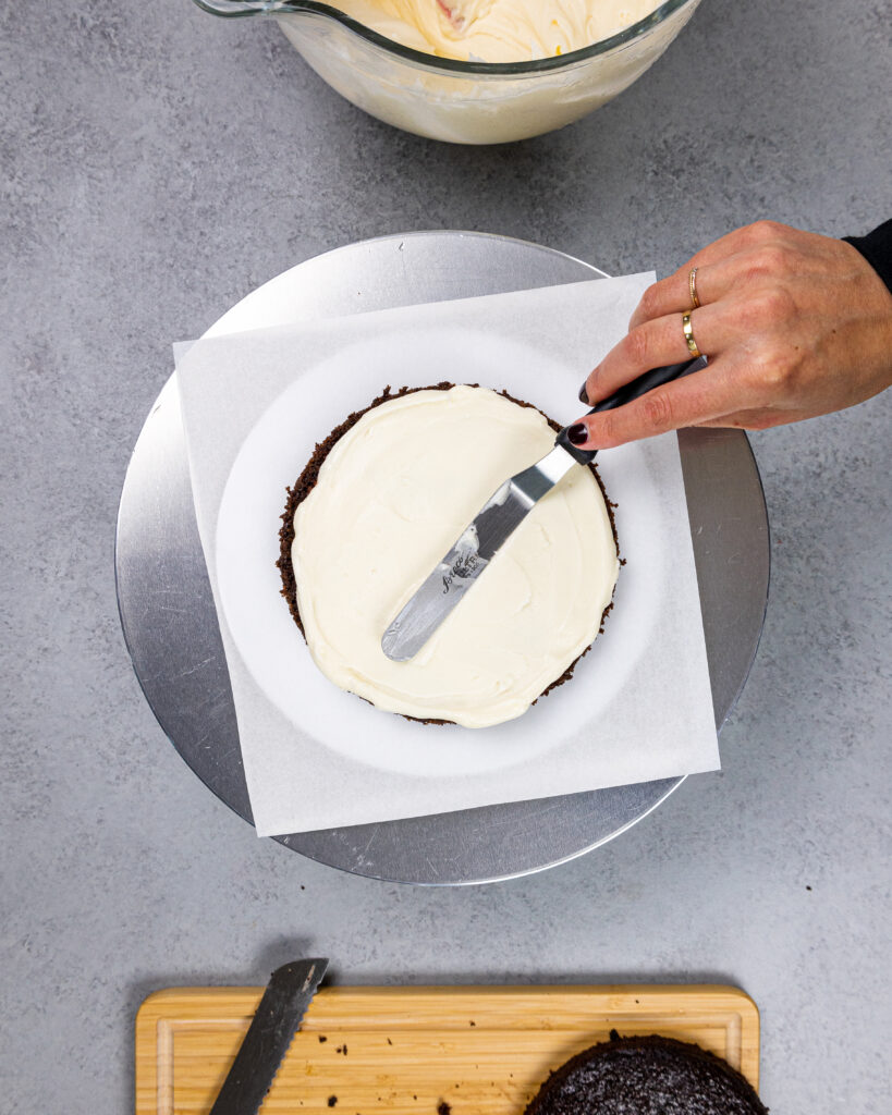 巧克力蛋糕层的图像用美国奶油磨砂