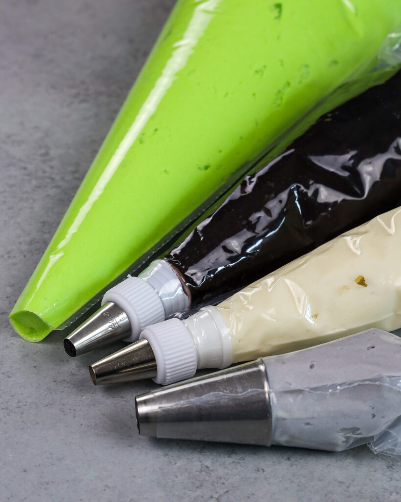 形象的奶油乳酪管袋的彩色使用凝胶食用色素,使充满活力的色调