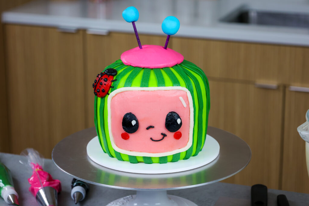 用红色天鹅绒蛋糕层制成的奶油奶油蛋糕的图像