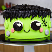 这是一个为万圣节做的可爱的弗兰肯斯坦蛋糕