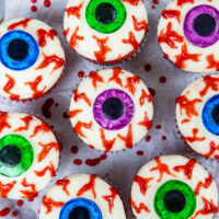 为万圣夜做的血淋淋的眼珠杯形蛋糕的图象