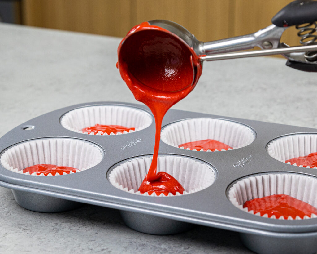 红色天鹅绒蛋糕的图像被sc到纸杯蛋糕衬里