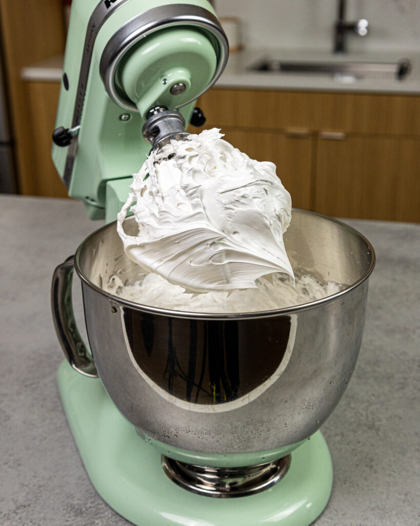 法国的酥皮煽动的形象已经僵硬的山峰一个银河系蛋糕的松软的填充