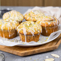 杏仁罂粟籽松饼上杏仁釉的图像