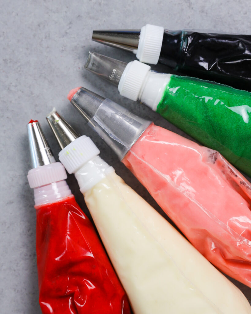 涂有颜色并放在管道袋中装饰的奶油蛋糕的奶油糖霜的糖霜糖霜蛋糕的图像