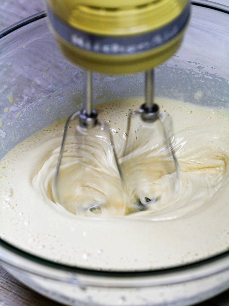 鸡蛋和糖的图像被搅打在一起，用皱纹顶制成布朗尼