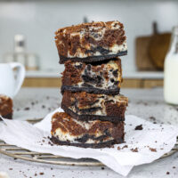 奥利奥乳酪蛋糕的图象堆积在彼此顶部