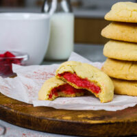 覆盆子芝士蛋糕曲奇饼的形象，朝着显示他们的覆盆子芝士蛋糕馅