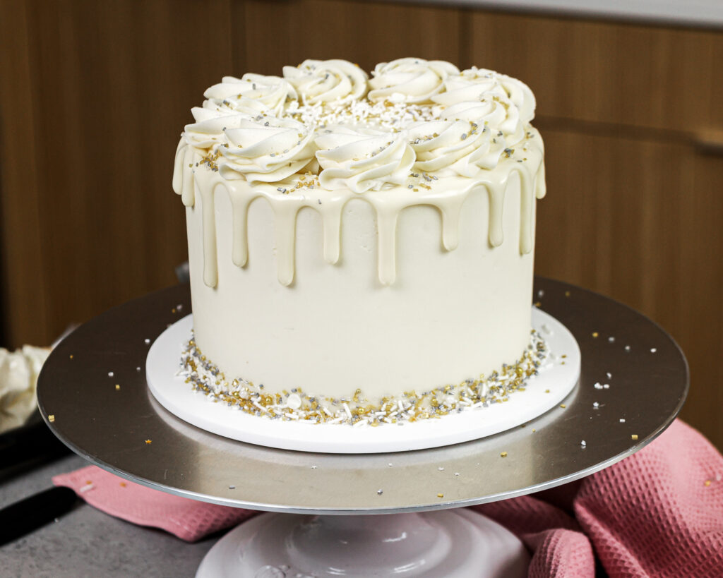 图像的白色滴蛋糕用白巧克力酱滴