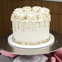 用白色巧克力ganache滴水做的白色滴注蛋糕的图象