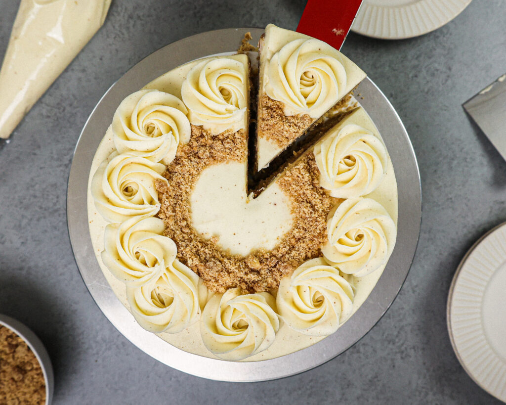 图像分层的肉桂的咖啡蛋糕切成去除一片