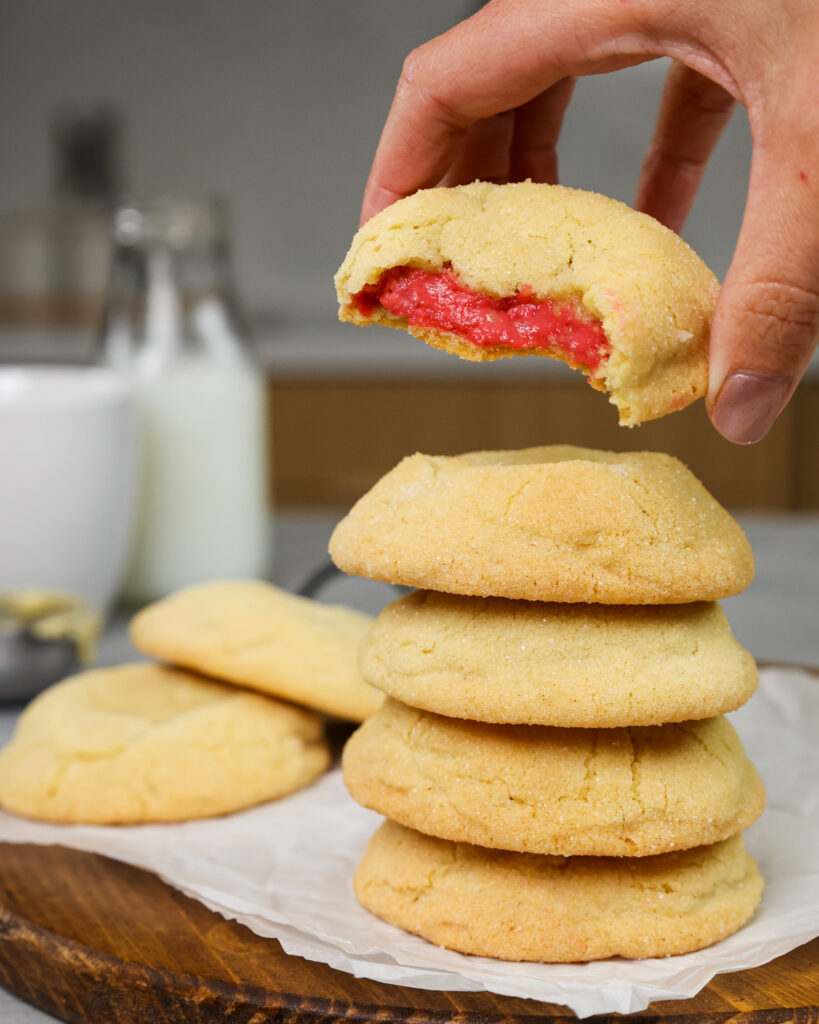 图像的覆盆子芝士蛋糕饼干开进来显示他们的覆盆子芝士蛋糕