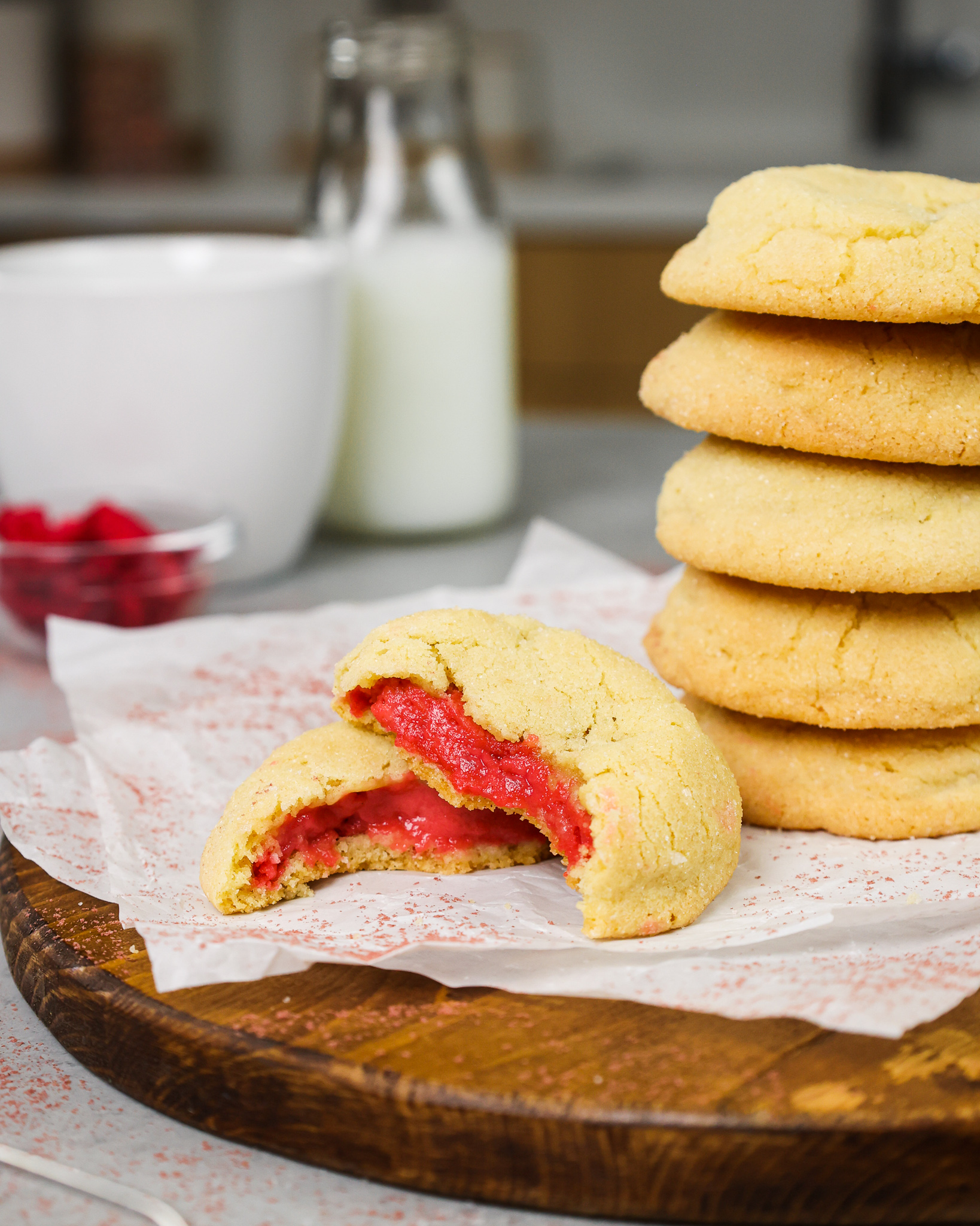 图像的覆盆子芝士蛋糕饼干开进来显示他们的覆盆子芝士蛋糕